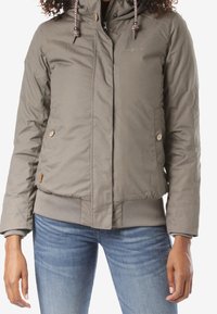 Szara, ocieplana kurtka z zamkiem z przodu, kapturem ze sznurkiem oraz dwoma bocznymi kieszeniami. Posiada prążkowany dół i mankiety, z złotymi akcentami.