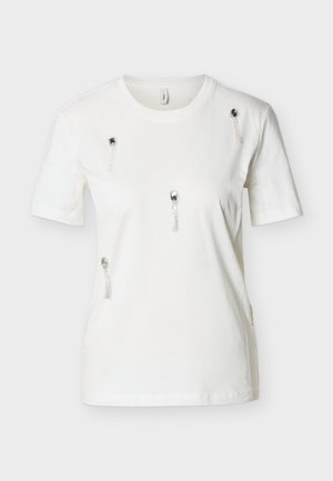 Λευκό κοντομάνικο T-shirt με στρογγυλή λαιμόκοψη και πέντε διάσπαρτες ασημένιες πέτρες και διακοσμητικές αλυσίδες στο μπροστινό μέρος.