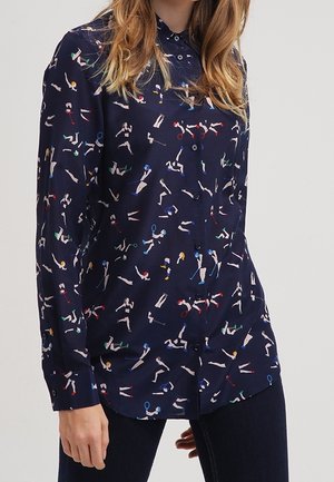 Granatowa koszula na guziki z kolorowymi, małymi ilustracjami osób uprawiających różne sporty i trzymających sprzęt.