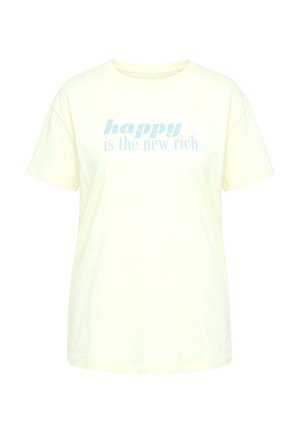 T-shirt jaune clair à manches courtes avec col rond et texte bleu « happy is the new rich » centré sur le devant.