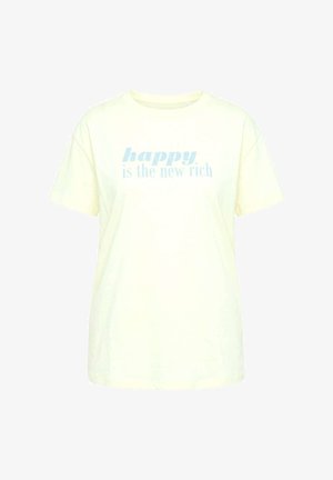 Lichtgele T-shirt met korte mouwen en ronde hals, met in het midden aan de voorkant blauwe tekst: "happy is the new rich".