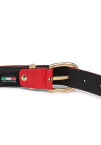 Zwarte leren riem met een gouden gesp en een rode leren lus, met een "Made in Italy" label met de Italiaanse vlag.