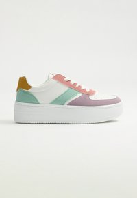 Zapatilla blanca con acentos en tonos pastel de rosa, verde y morado. Presenta una parte superior texturizada, puntera redonda, cordones en la parte delantera y una suela blanca texturizada.