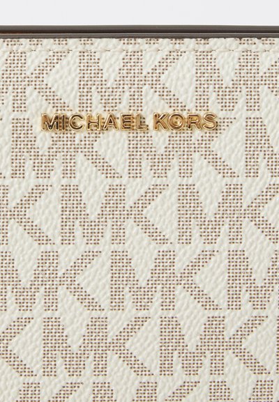Portefeuille Michael Kors en matériau texturé beige, présentant un motif MK subtil et un logo doré à l'avant. Détail de surface lisse.
