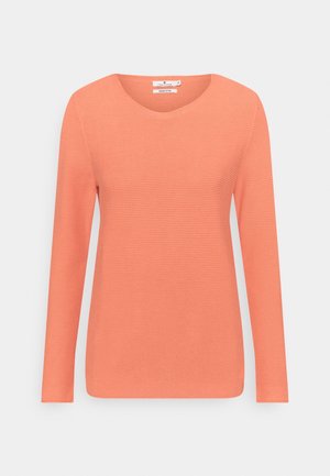 Pull côtelé corail à manches longues avec col rond, en coton biologique, présenté sur fond blanc.