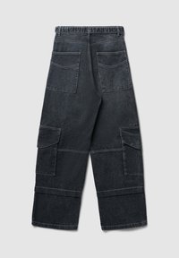 Pantaloni cargo in denim nero con multiple tasche grandi, gambe larghe e una texture consumata. La vista posteriore mostra due tasche applicate.