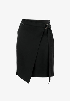 Czarna spódnica owijana z bocznym węzłem i srebrnym detalem w postaci pierścienia. Wykonana z gładkiego materiału, charakteryzująca się czystym krojem i minimalnym przeszyciem.