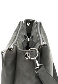 Harmaa mokkanahkainen käsilaukku, jossa on kaksi vetoketjullista osastoa, sisäinen järjestelijä ja irrotettava hihna hopeisilla metallisilla soljilla ja renkailla.