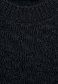 Suéter de punto oscuro con un cuello acanalado y un intrincado patrón de trenzas. Confeccionado con un material cálido, de suave textura y diseño ajustado.