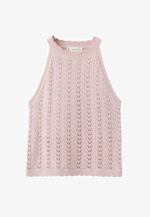Oblečena brezrokavnik svetlo rožnate barve, izdelana iz pletenega blaga, s visokim rebrastim ovratnikom in navpičnim vzorcem luknjic po celotni tkanini.