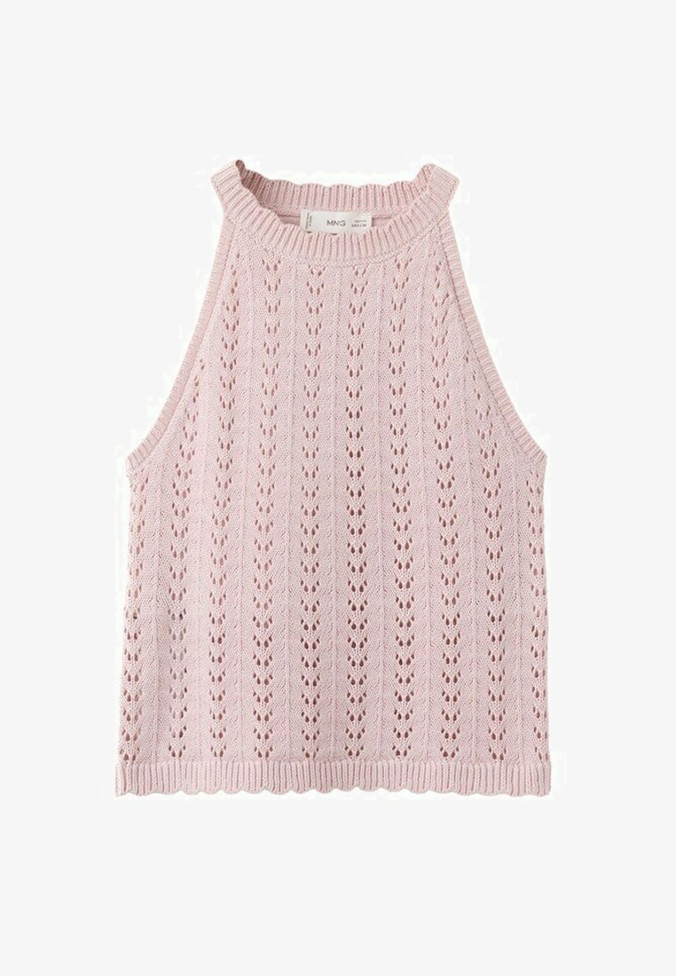 Oblečena brezrokavnik svetlo rožnate barve, izdelana iz pletenega blaga, s visokim rebrastim ovratnikom in navpičnim vzorcem luknjic po celotni tkanini.