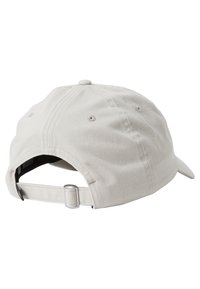 Beige színű baseball sapka ívelt karimával, szövetes textúrájú felülettel, hátsó állítható pánttal és szellőzőlyukakkal a tetején.