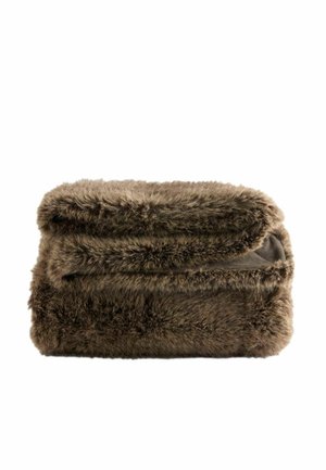 Rechteckige braune Clutch-Tasche aus Kunstfell mit weicher Textur und Umschlagklappe, dargestellt vor weißem Hintergrund.