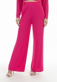 Fuchsia wijde broek in lichtgewicht stof met een elastische tailleband en zijzakken, met een gladde textuur en schone randen.