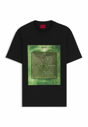 Svart T-shirt med ett centralt grönt labyrint-motiv, med märket "HUGO" ovanför designen. Kort ärm och klassisk rund hals.