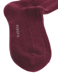 Calzino in magenta lavorato a maglia con texture a coste, punta rinforzata e branding discreto. Il tessuto appare morbido con una finitura liscia.