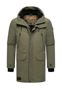 Olivgrön parka med huva, med svarta accenter, flera fickor och dragkedjeslutning fram. Notabelt orange logotyp inuti.