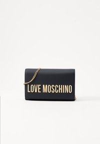 Fekete műbőr clutch arany "LOVE MOSCHINO" logóval, fémből készült lánc pánttal és elegáns téglalap alakú dizájnnal.