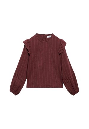 Blusa a maniche lunghe di un rosso scuro con dettagli arricciati sulle spalle, colletto tondo, righe verticali testurizzate e polsini arricciati.