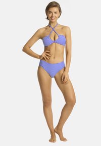 Set di bikini a righe caratterizzato da una combinazione di colori blu e bianco, con un top bikini a halter incrociato e un taglio centrale, e culotte a vita alta.