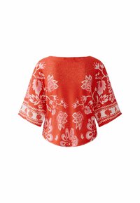 Rote Bluse mit Blumenmuster und weißen Akzenten, lockerer Schnitt, weite Ärmel und aufwendige florale Muster auf dem Rücken und den Ärmeln.