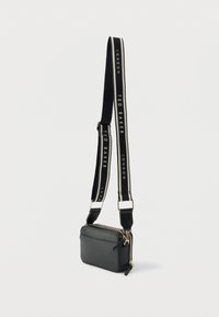 Μαύρο δερμάτινο τσαντάκι χιαστί με μικρό ορθογώνιο σχήμα, χρυσά φερμουάρ και διχρωμη ράβδο ιμάντα με τα κείμενα "Ted Baker" και "London".