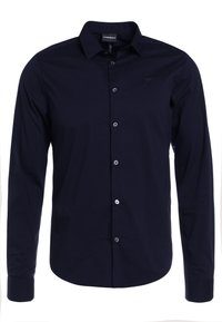 Marinblå långärmad skjorta med button-down krage, med en subtil logotyp, mjukt material och kontrasterande grå knappar.