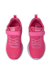 Scarpe sportive rosa realizzate in materiale a rete con colletto imbottito. Presentano una fascetta con attacco a velcro, lacci e una suola in gomma bianca.