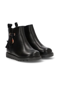 Botas de cuero negras hasta el tobillo con puntera redonda, detalle de borlas en el costado y suela de goma. Textura suave con acentos de hardware mínimos.