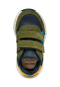 Zapatilla verde y marino con correas de velcro, materiales de ante y malla, suela blanca, detalles en azul y amarillo, puntera redondeada.