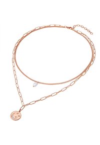 Collana a strati in oro rosa con multiple catene, un pendente rotondo con design di una luna crescente e una stella, e un accento di perla.