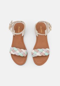 Sandály na tenkých páscích s pleteným multicolor svrškem v pastelových odstínech, kožená stélka a světle zbarvený kotníkový pásek se zlatou sponou.