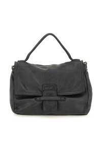 Borsa in pelle nera con manico superiore, patta frontale e dettagli di cucitura sulla tracolla, fotografata su uno sfondo bianco.
