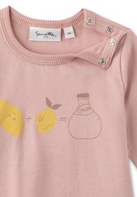 Pinker Baumwoll-Body mit Grafik von zwei gelben Zitronen und einer Flasche mit dem Etikett „CITRON“. Druckknöpfe an der Schulter für einfaches Anziehen.