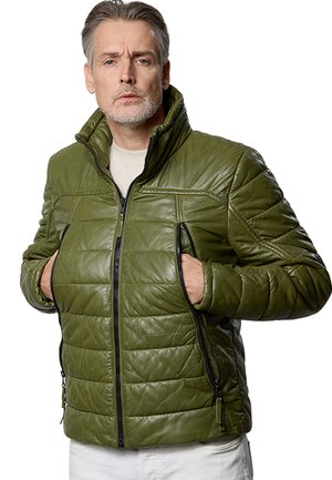 Grüne Lederjacke mit gestepptem Design, hohem Kragen und mit Reißverschluss versehenen Taschen. Mit schwarzen Reißverschlussakzenten und taillierter Form.