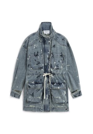 Chaqueta de mezclilla con cuello alto, cuatro grandes bolsillos frontales, cintura con cordón y manchas de pintura desgastadas y desgastes por toda la prenda.