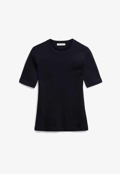 Námorně modré tričko s krátkým rukávem vyrobené z měkké tkaniny. Obsahuje žebrovaný kulatý výstřih a rovný lem, s jednoduchým, nezdobeným designem.