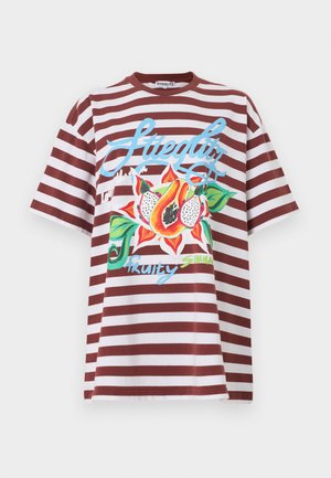 T-shirt à manches courtes avec des rayures horizontales marron et blanches, décoré de fruits tropicaux colorés et du texte bleu "Stieglitz" sur le devant.