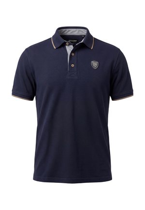 Polo azul marino de manga corta con ribete beige en el cuello y las mangas, dos botones y un pequeño logo en forma de escudo en el pecho izquierdo.