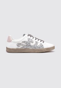 Baskets blanches avec un design argenté pailleté, des lacets gris et un accent sur le talon rose. Elles disposent d'une semelle en caoutchouc texturé et d'un dessus en cuir lisse.