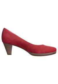 Pump alto in suede rosso con punta rotonda, tacco in legno testurizzato e finitura liscia. Altezza tacco circa 7 cm.