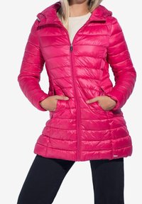 Abrigo acolchado fucsia con capucha, que cuenta con cierre de cremallera en la parte delantera, costuras horizontales y bolsillos laterales. Textura suave y brillante.