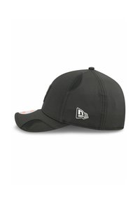 Schwarze Baseballkappe mit gebogenem Schirm, hergestellt aus einem glatten Textil. Verfügt über Netzseitenteile und ein weißes Logo an der Seite.
