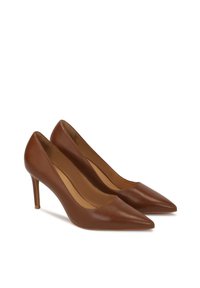 Pumps in pelle marrone a punta con tacco alto, dal design elegante, con lati bassi e fodera interna testurizzata. Tacco affusolato di 3 pollici.