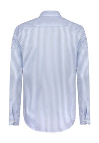 Camisa de manga larga a rayas azul claro y blanca con cuello button-down, cuello redondeado y puños abotonados. Material de algodón, textura suave.