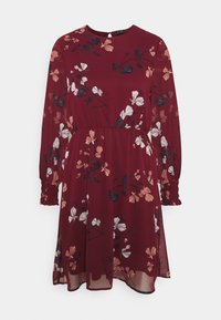 Robe longue bordeaux à manches longues avec taille élastique, imprimé floral en rose doux, blanc et feuilles foncées, et poignets froncés.
