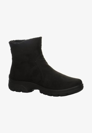 Bottine en daim noir avec une semelle en caoutchouc texturé, doublure intérieure douce et bout arrondi. Elle dispose d'un talon bas et d'accents de couture.