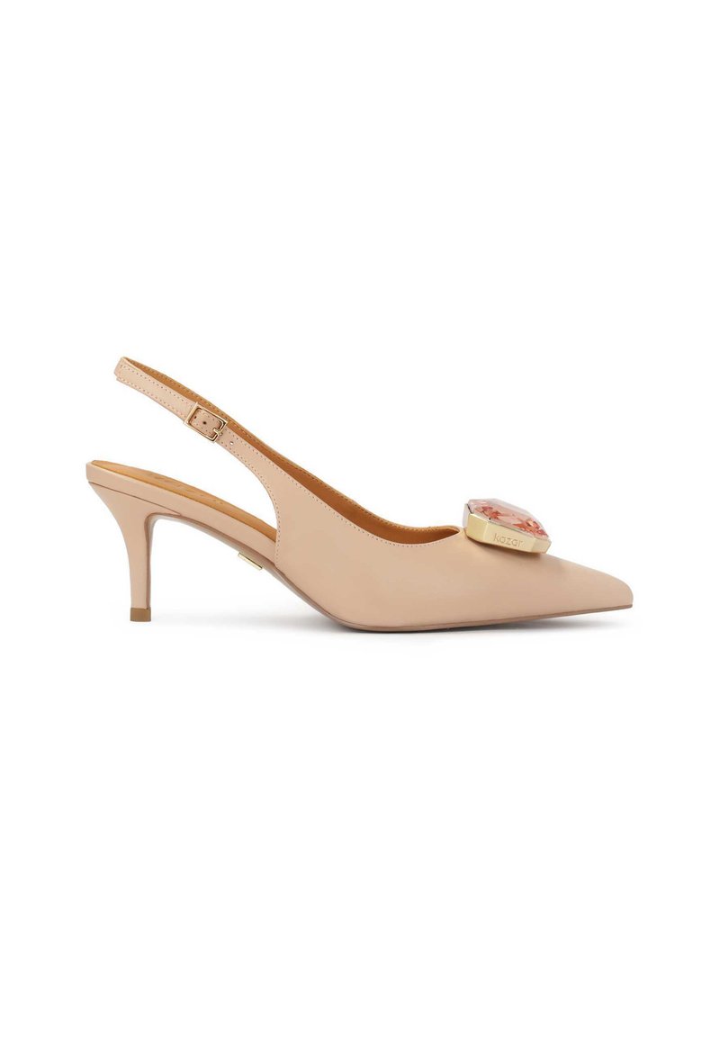 Beez värvi slingback kontsaga king, millel on terav nina, saledad kontsad ja suur dekoratiivne gem aksessuaar peal. Sile, läikiv tekstuur.