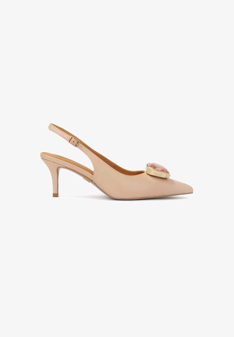 Beez värvi slingback kontsaga king, millel on terav nina, saledad kontsad ja suur dekoratiivne gem aksessuaar peal. Sile, läikiv tekstuur.