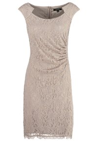 Robe en dentelle beige avec manches courtes, détails froncés à la taille, motif floral, et une silhouette droite, avec une fermeture éclair à l'arrière.